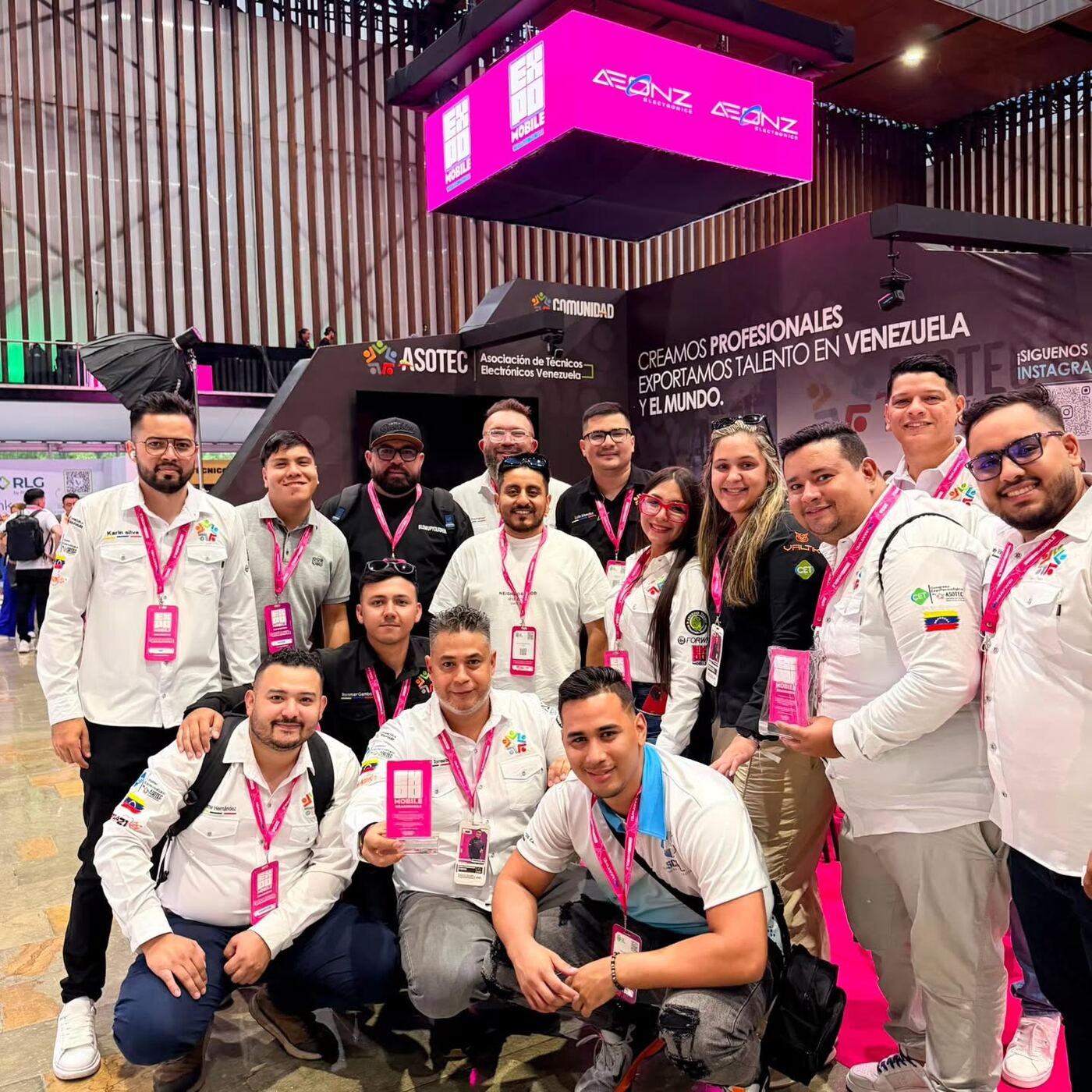 Delegación de Asotec Venezuela en la feria ExpoMobile, reunida frente a su propio stand